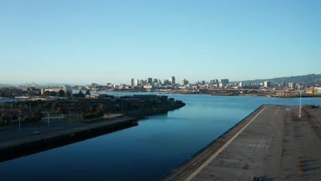 hermosa ciudad junto a la bahía y rayos de sol dorados bañan la ciudad