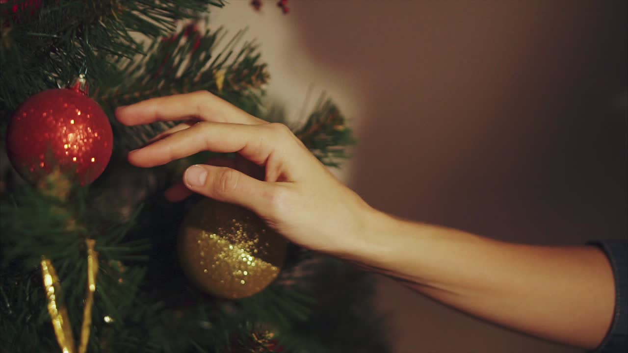 decorando un árbol de navidad