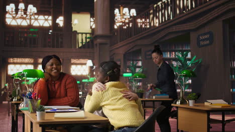 estudiantes que aprenden en una biblioteca