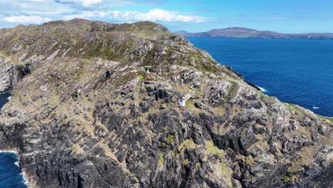 irlanda lugares épicos drone dando vueltas faro de la cabeza de la oveja en la península de west cork en el camino salvaje del atlántico con la bahía de bantry