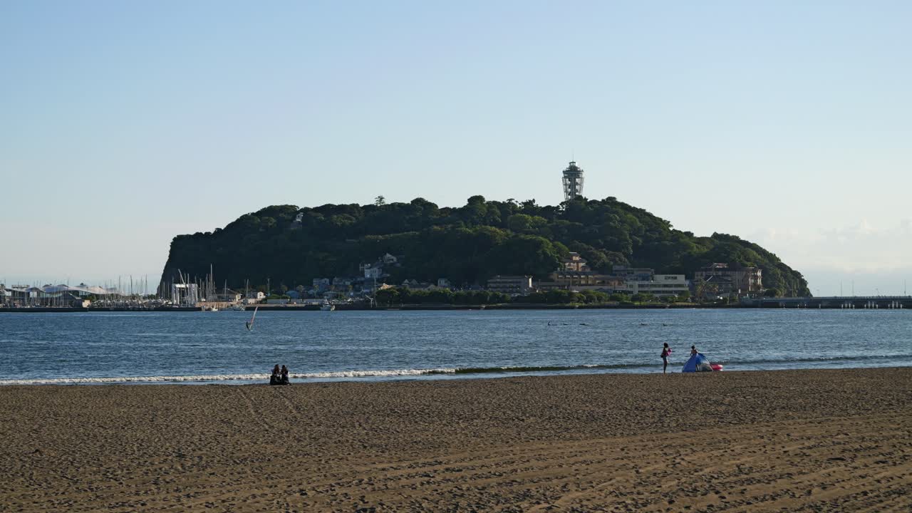 카나가와 주 에노시마의 해안선을 따라 느린 동작으로 영화화된 산책