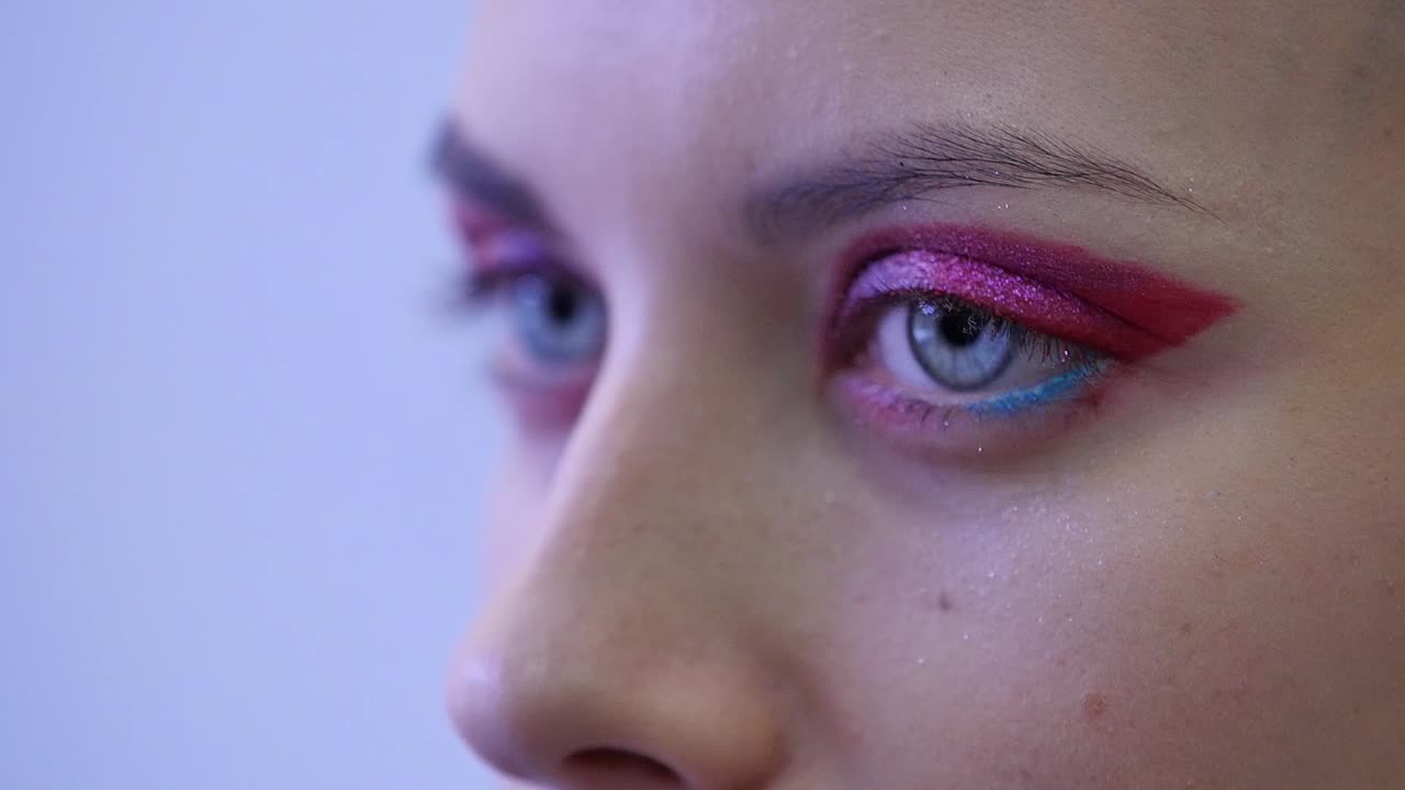 primer plano de maquillaje de ojos colorido