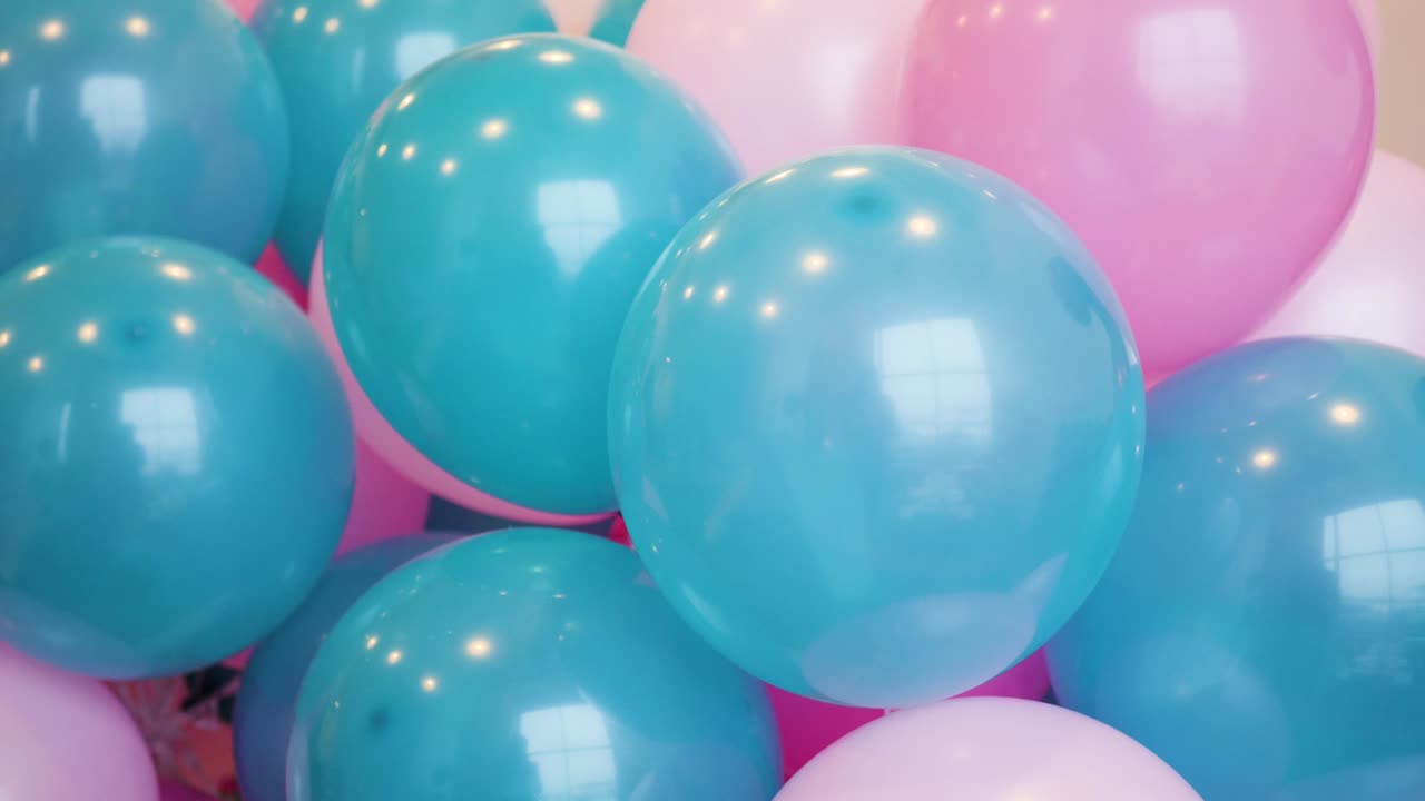 coloridos globos azules y rosados tejidos juntos