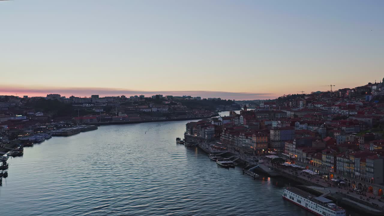 Porto e il fiume Douro al tramonto
