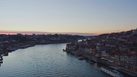 oporto y el río duero al atardecer.