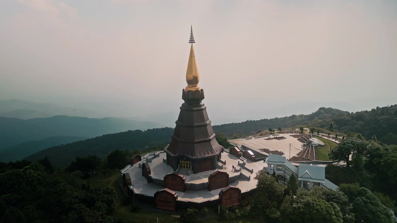 Toàn cảnh từ trên cao một ngôi chùa tháp vàng trên đỉnh núi