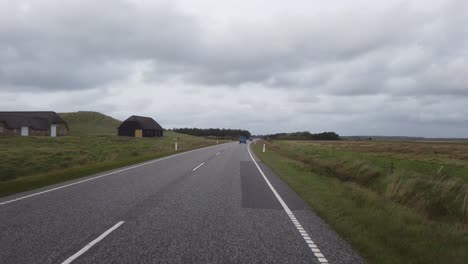 pov drive en la ruta panorámica del oeste de dinamarca