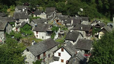 Amplia-Antena-De-La-Ciudad-De-Cuento-De-Hadas-Foroglio-En-Suiza-Durante-El-Tiempo-Soleado