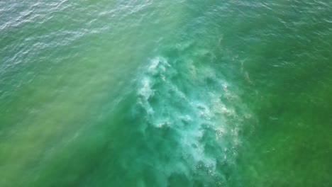 Olas-Del-Mar-De-Coral-Durante-El-Verano---Costa-Dorada,-Queensland,-Australia