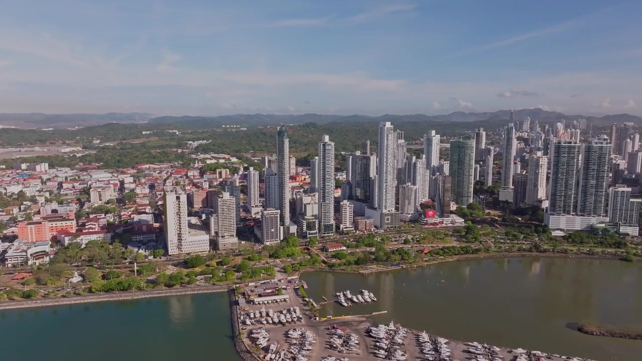 Ripresa aerea con drone di Panama City, l'inquadratura panoramica si sposta a destra, fissa sull'orizzonte