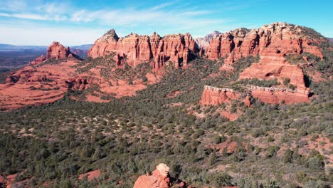 Drone-Shot-of-Stunning-Landscape-of-Sedona,-Arizona-USA,-Red-Rock-Cliffs-and-Desert