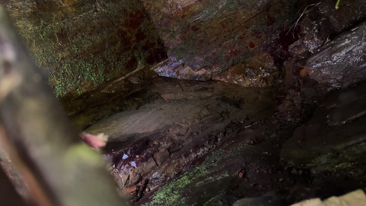 obtener agua potable de la fuente de manantial dentro de la roca piedra cueva fuente del río en el bosque bosque profundo en el campo de irán la vida del pueblo rural la gente local llena la botella de comer saludable gilan rasht