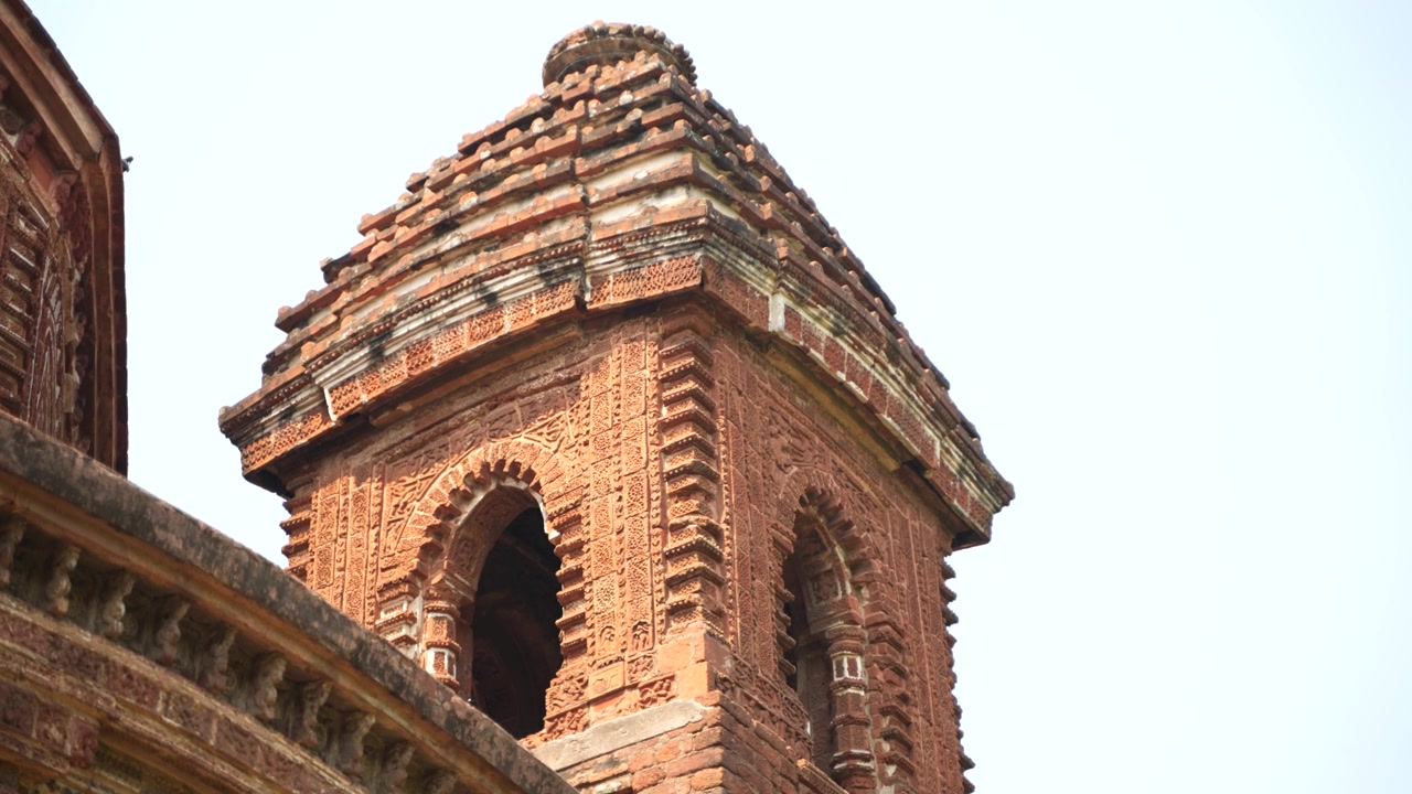 Este templo Pancharatna, rico en trabajos de terracota, se llama Templo Shyamray o Pachmura. Este templo está ricamente dotado de ornamentación de terracota.