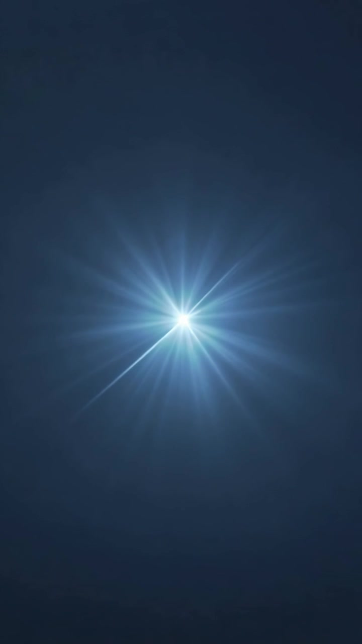 Video verticale: Il sole che causa il clipping del sensore si trasforma in un bagliore dell'obiettivo nel cielo di mezzogiorno con una striscia angolata.