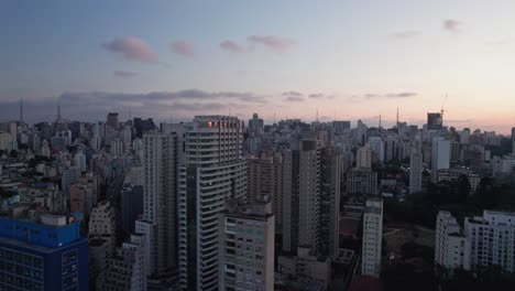 la diversidad arquitectónica del paisaje urbano de são paulo está en exhibición