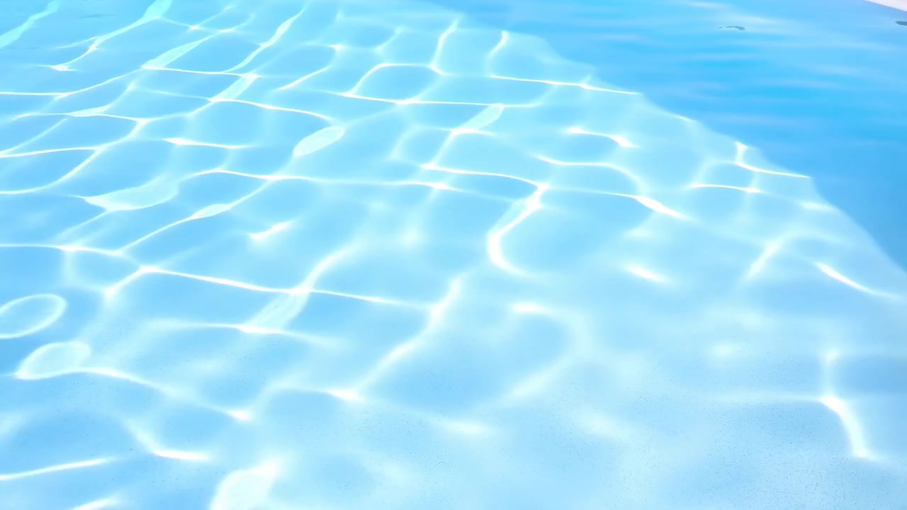 Air kolam berwarna biru kehijauan cerah memenuhi bingkai dengan riak lembut dan pantulan sinar matahari yang berkilauan. Permukaan minimal yang bersih menciptakan latar belakang abstrak yang tenang dengan nuansa musim panas yang segar