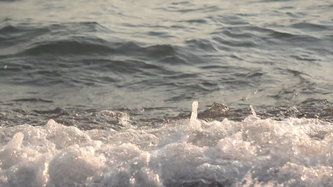 호수의 일몰 파도