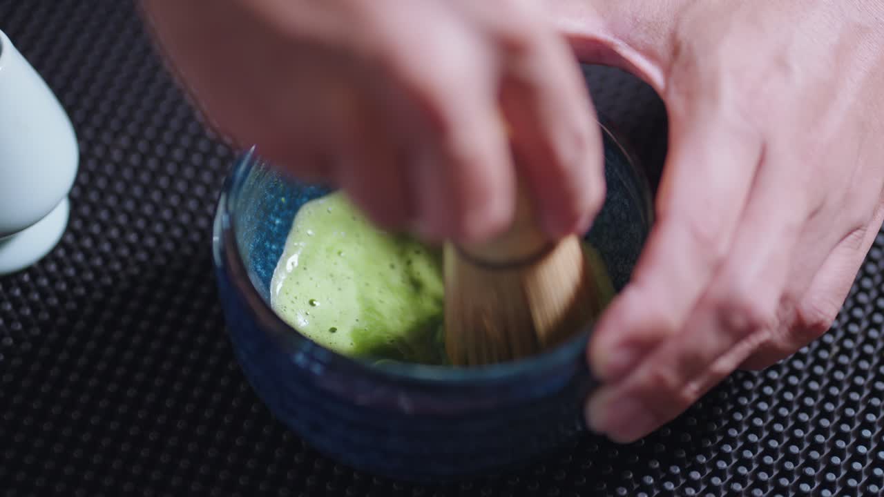 la preparación del té matcha