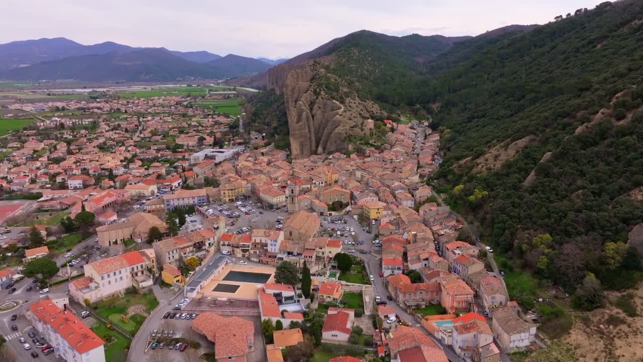 Vista aerea della cittadina di Les Mees e delle imponenti rocce naturali, Francia