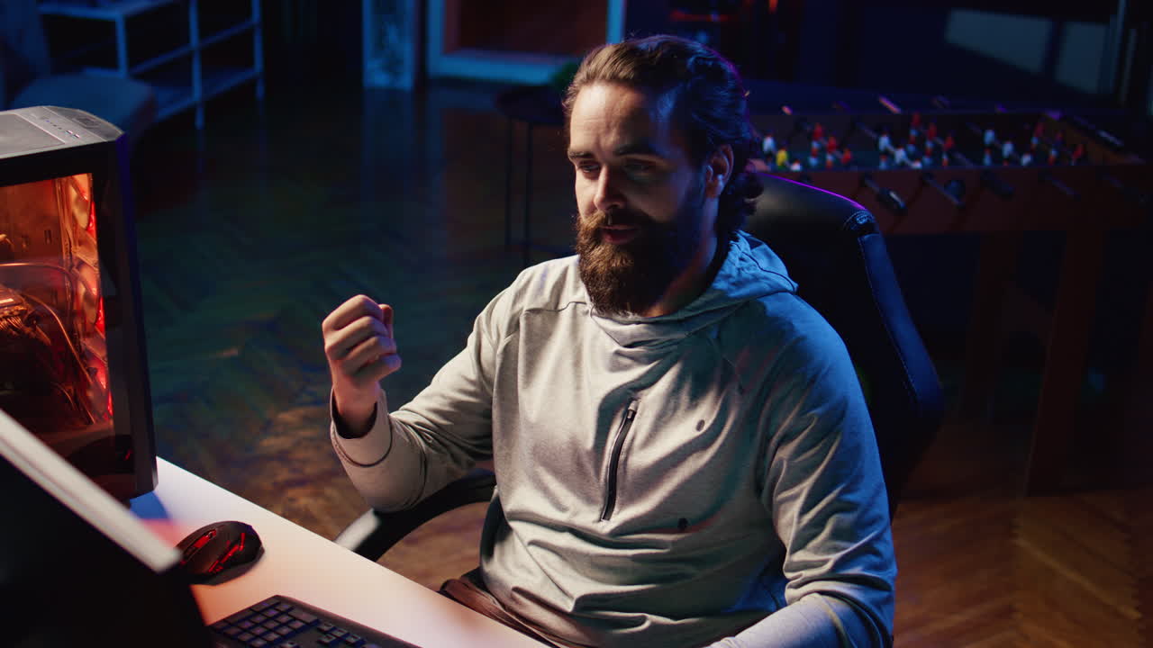 creador de contenido probando diferentes enfoques para ganar un videojuego mientras transmite para los fanáticos