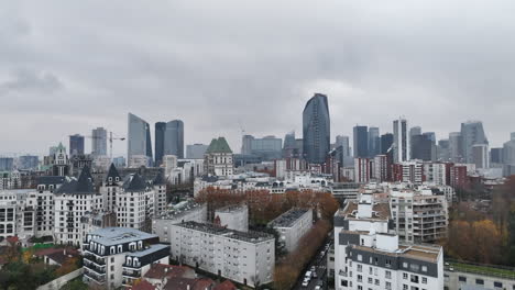 Las-Nubes-Proyectan-Sombras-Sobre-Los-Elegantes-Rascacielos-De-La-Défense.