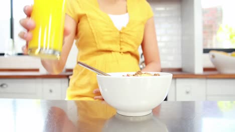 Mujer-Embarazada-Comiendo-Cereal-En-Casa