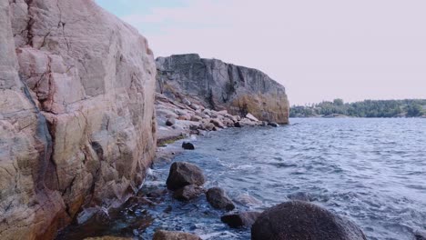 Lapso-De-Tiempo-Panorámico,-Vista-Costera-Brillante-De-Las-Olas-Golpeando-La-Costa,-Día-Tranquilo,-Verano