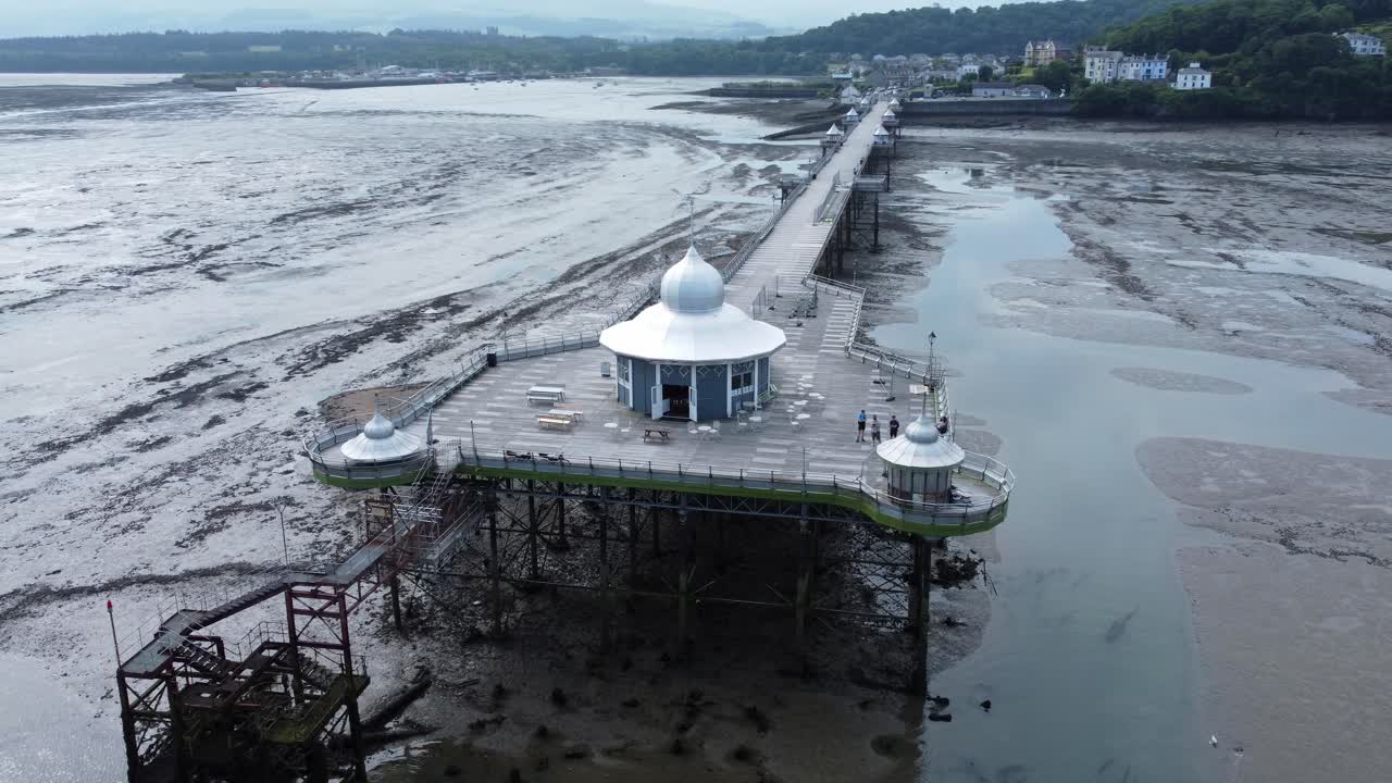 bangor garth muelle victoriano cúpula de plata ornamental pabellón hito turista vista aérea atracción costera lento derecho órbita bajo