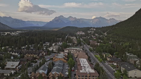 Banff,-AB,-Kanada,-Luftaufnahme-V5,-Überflug-über-Das-Stadtzentrum-Und-Die-Wohngebiete-Am-Fuße-Der-Berge,-Erfassung-Der-örtlichen-Gemeinde-Umgeben-Von-üppigen-Bewaldeten-Tälern-Und-Bergketten-–-Aufgenommen-Mit-Mavic-3-Pro-Cine-–-Juli-2023