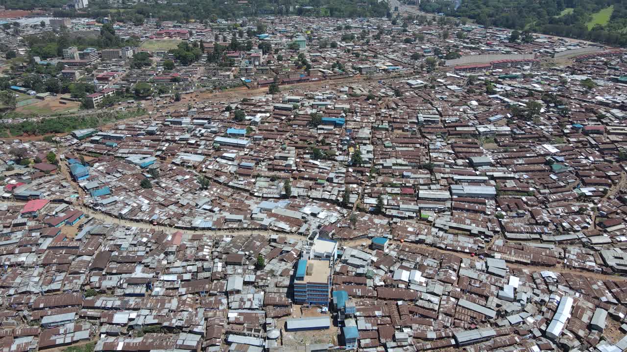 pobres que viven en los barrios marginales poblados de kibera, kenia