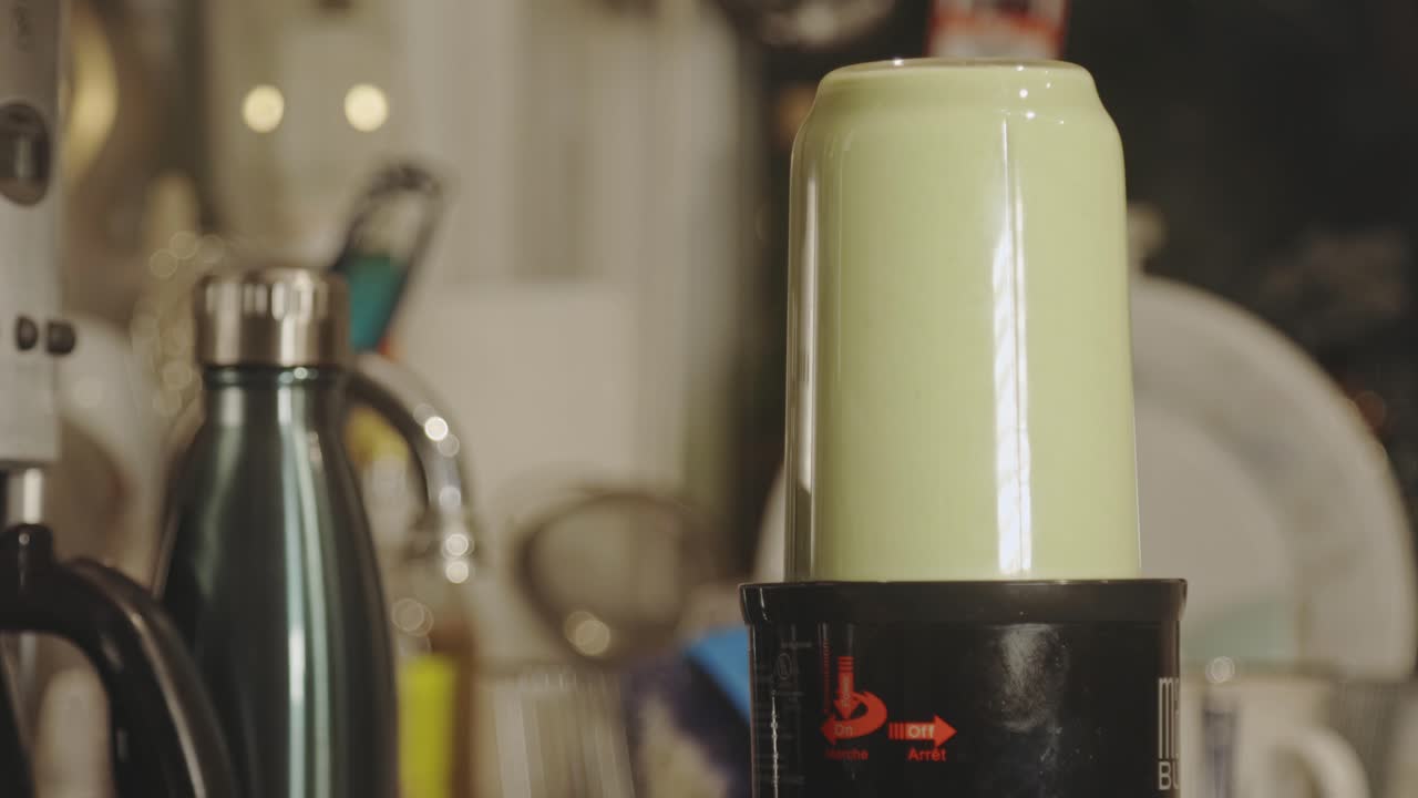 부엌에 있는 총알 믹서기의 해독 스무디