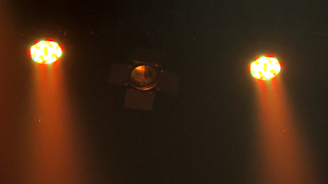 무대 위의 조명을 껐다가 켜는 와이드 뷰