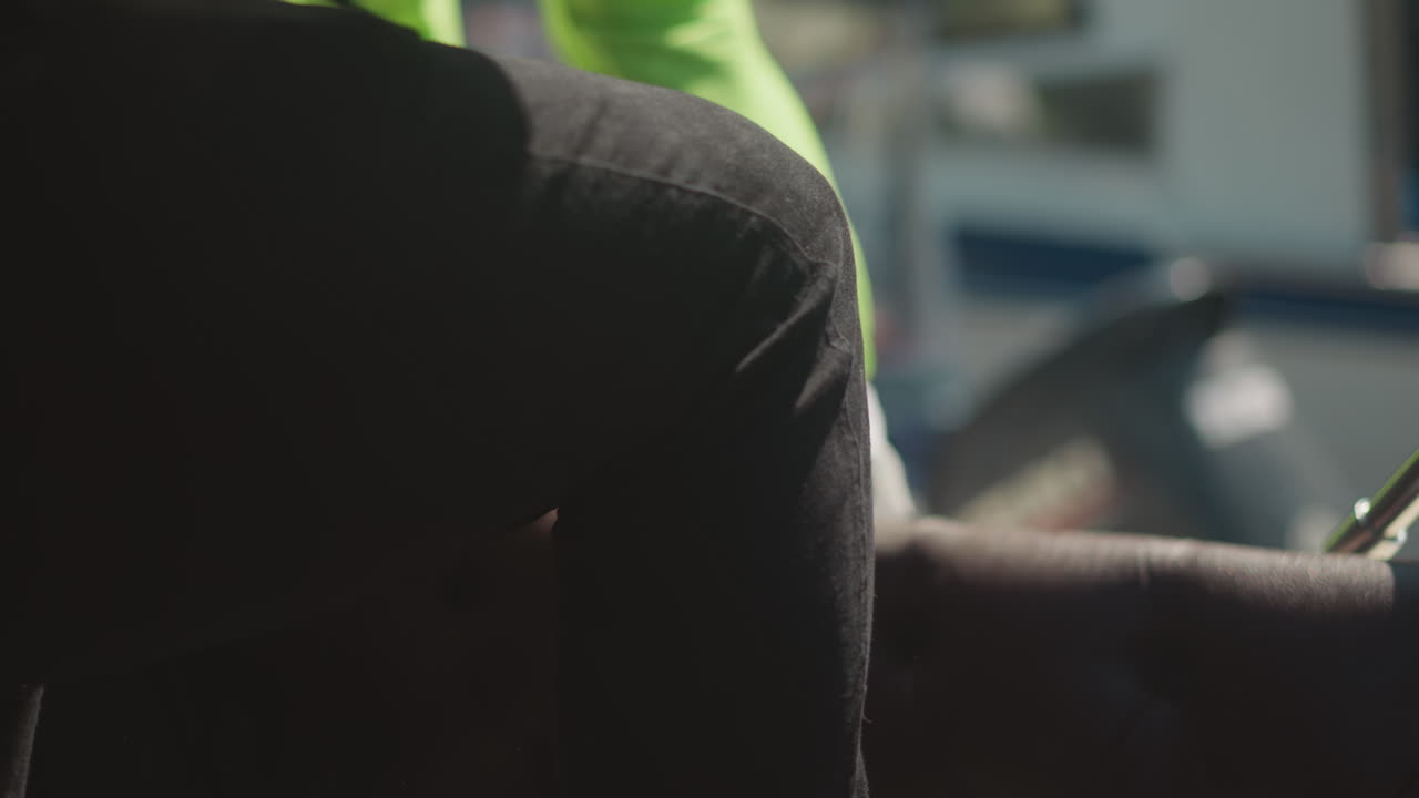 남자가 모터 보트 근접으로 들어갑니다. 남성 관광객은 흐릿한 배경에서 호수에서 물 운송을 타고 휴식을 취합니다. 휴가 중 엔터테인먼트 느린 동작