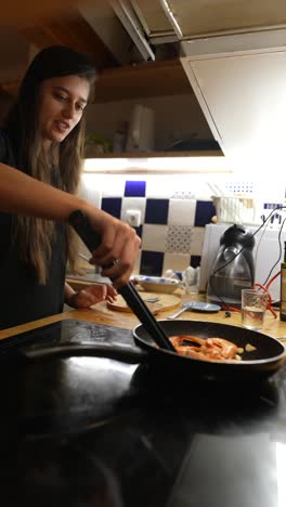 mujer cocinando camarones