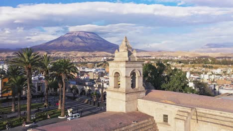 campanario de la catedral de arequipa y volcán de ida y vuelta drone