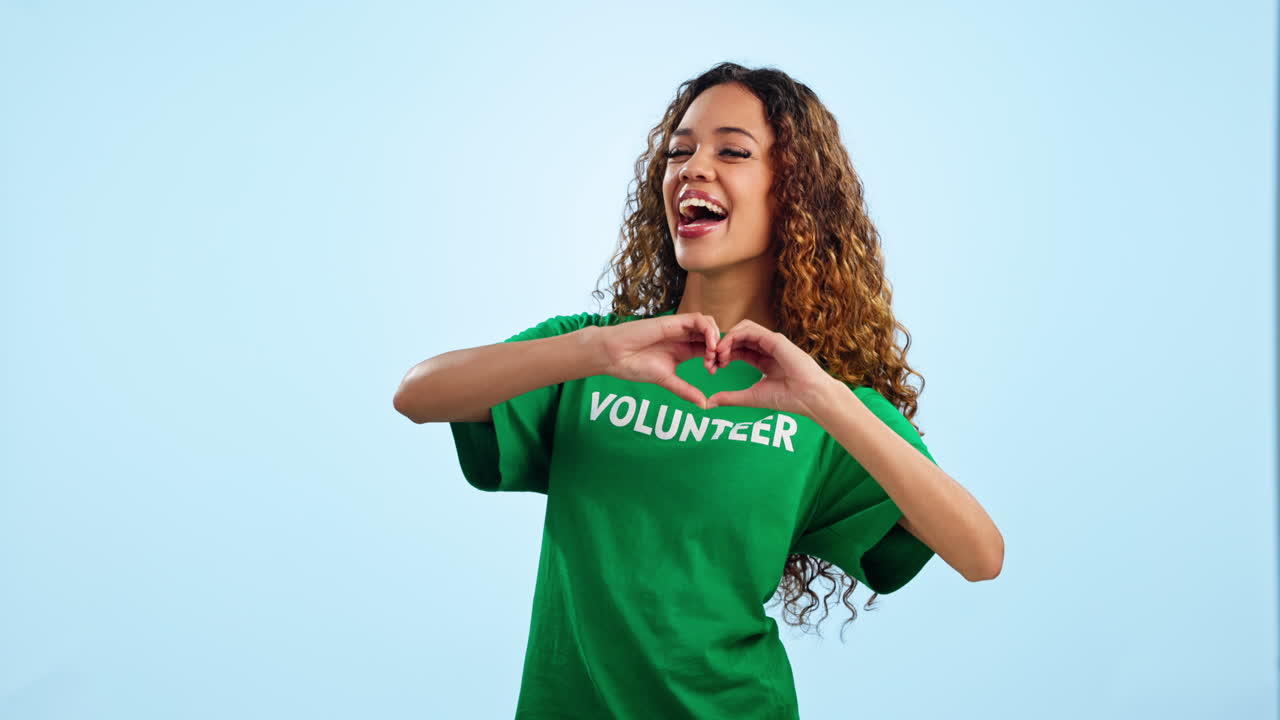 voluntaria, mujer feliz con manos de corazón