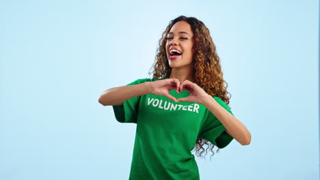 voluntaria, mujer feliz con manos de corazón