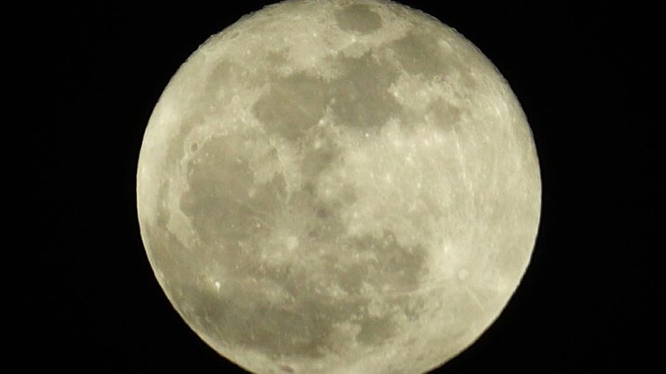 perto da luz da lua no céu escuro
