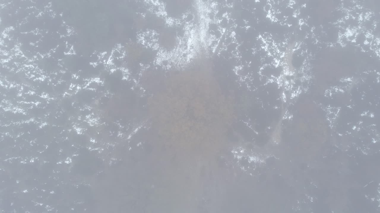 가을의 하늘에서 내려오는 하늘 사진: 습한 안개를 뒤은 두꺼운, 신비로운 풍경 속에서 볼 수 있는 습한 숲의 나무 꼭대기의 다채로운 잎과 겨울 풍경에 어져 있는 눈.