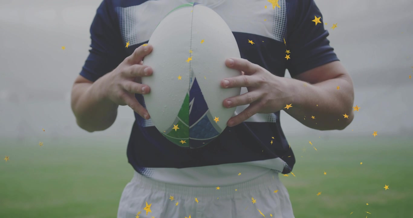Gracz rugby poprawiający chwyt, podnoszący piłkę do klatki piersiowej na mglistym boisku sportowym, złote gwiazdy pokazujące podanie