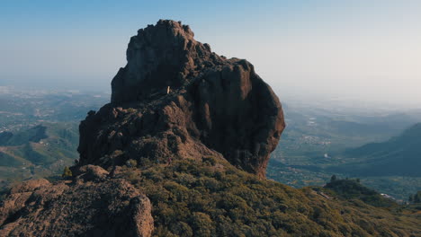 fantastica toma aerea en aproximacion a roque saucillo