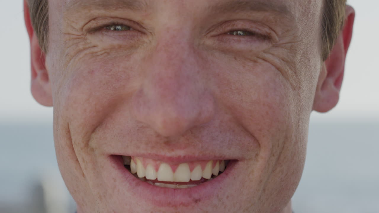 retrato de un joven sonriente