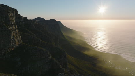 Hermosa-Foto-Del-Paisaje-Montañoso-A-Lo-Largo-De-La-Costa-Del-Mar.-Adelante-Vuela-Sobre-El-Parque-Nacional-De-La-Montaña-De-La-Mesa.-Ciudad-Del-Cabo,-Sudáfrica