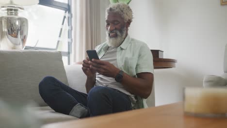 video de un hombre mayor afroamericano feliz usando un teléfono inteligente