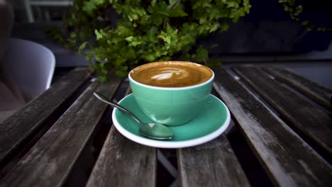 taza de café perfecta afuera. taza verde azulado. 2022