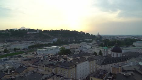 Panorámica-Panorámica-De-Salzburgo-Durante-La-Tarde,-Cuando-El-Anochecer-Casi-Se-Ha-Puesto