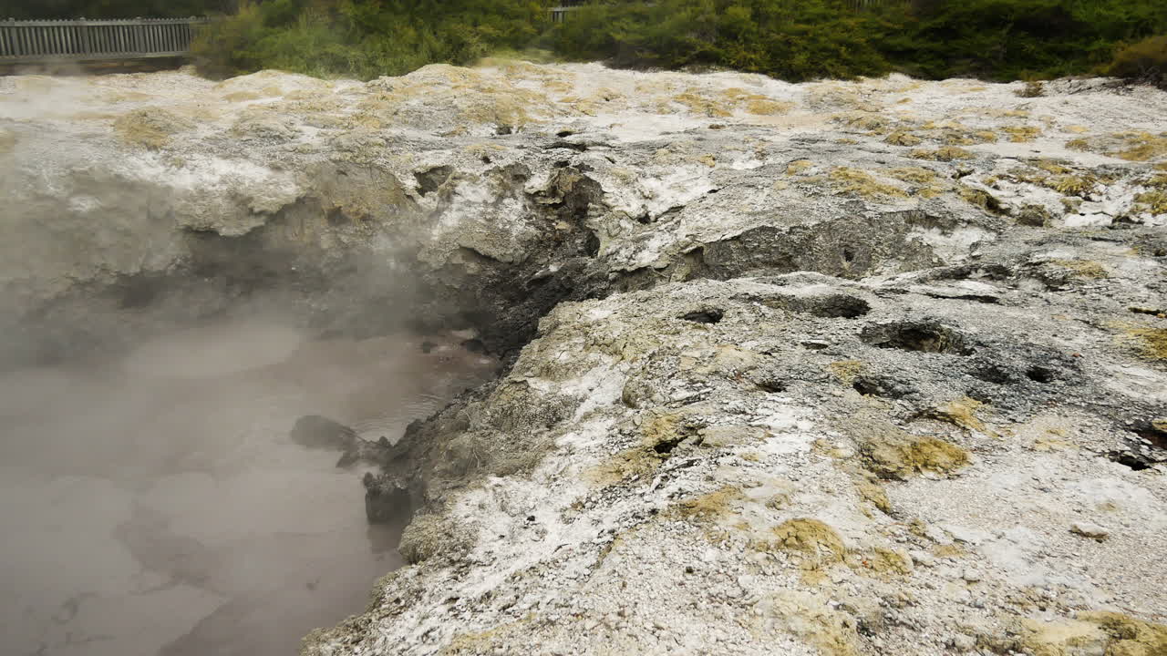 cerca de aguas termales burbujeantes en el parque nacional wai-o-tapu durante el día - área geotérmica volcánica en nueva zelanda