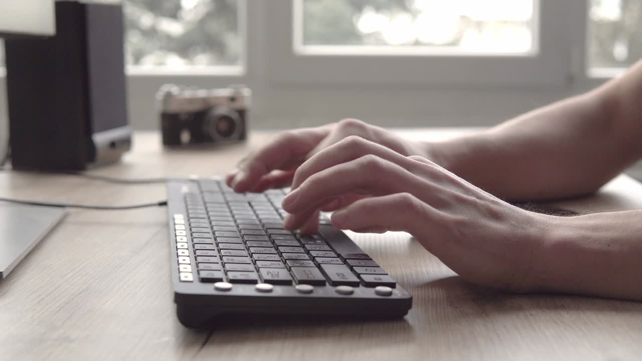 escribir en un teclado. hombre escribiendo en el teclado de la computadora. mano del hombre usando teclado y ratón de la computación para escribir. fotógrafo independiente trabajando con computadora.