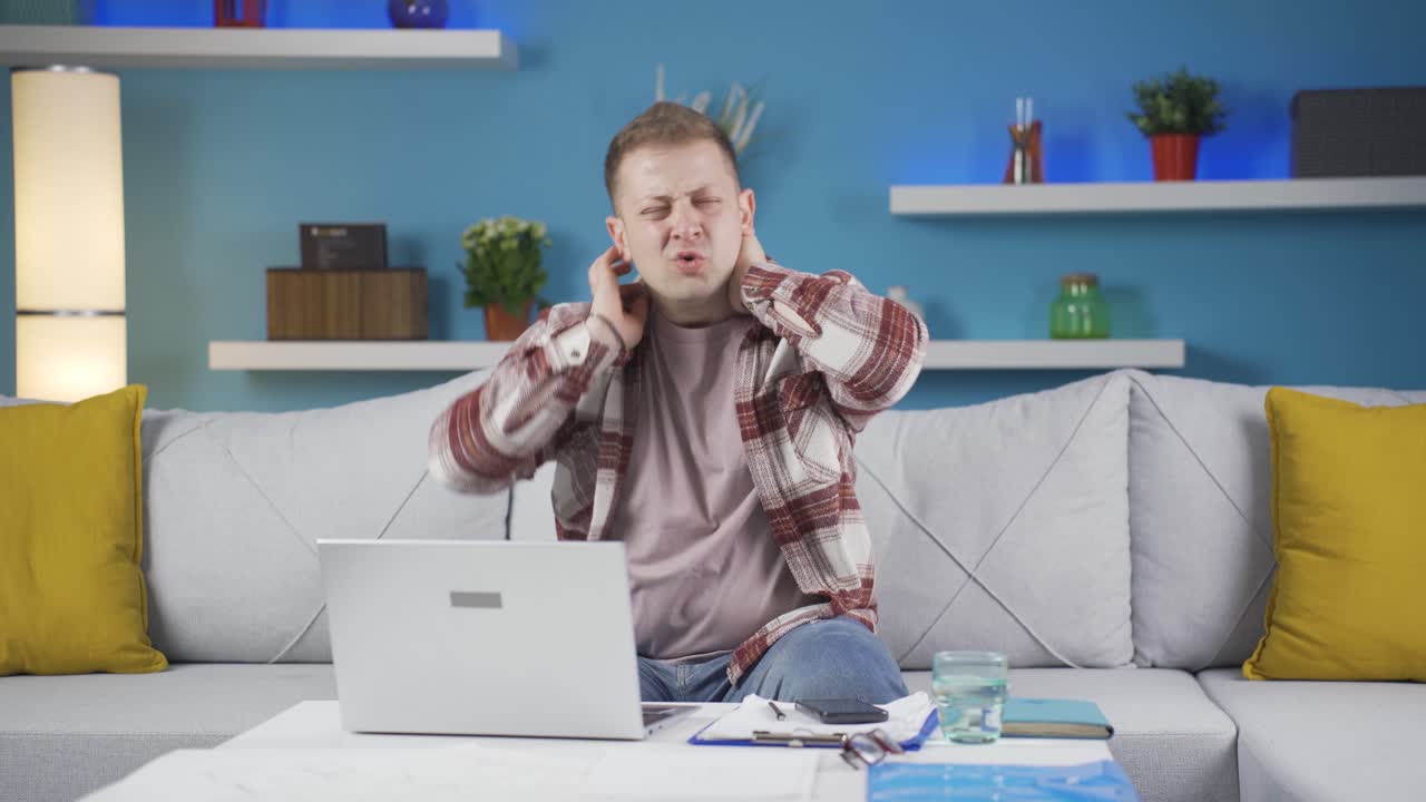 el trabajador de oficina en casa tiene dolor de cuello.