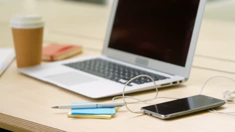 Laptop, mobile phone and sticky note at desk 4k